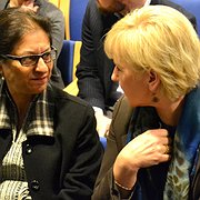 Asma Jahangir och Margot Wallström i en djup diskussion.
