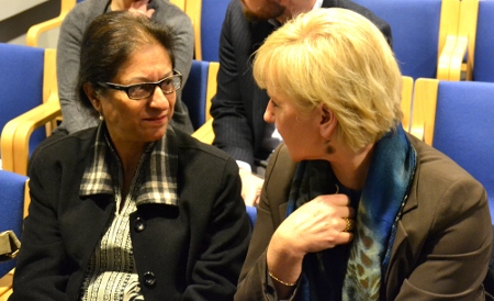 Asma Jahangir och Margot Wallström i en djup diskussion.