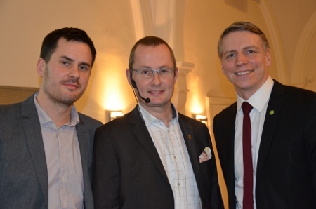 Jakob König, projektledare för Fair Finance Guide Sverige, moderatorn Magnus Emfel, WWF och finansmarknads- och konsumentminister Per Bolund (MP). 
