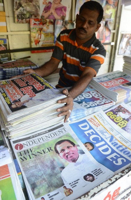 Sri Lankas tidningar var den 10 januari fyllda av bilder på landets nye president, Maithripala Sirisena. Han hoppade i november av det styrande partiet och lämnade en ministerpost.