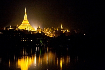 Shwedagon-pagdoden i centrala Rangoon lockar många besökare.