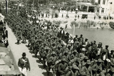 Turkiska styrkor under ledning av överste Şükrü Kanatlı tågar in i İskenderun (Alexandretta) den 5 juli 1938.