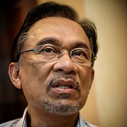 Efter en tvivelaktig rättegång 1999 satt Anwar Ibrahim fem år i fängelse.