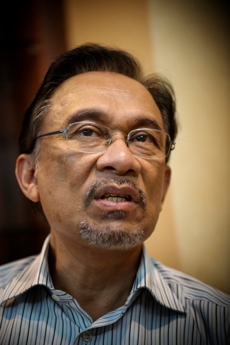 Efter en tvivelaktig rättegång 1999 satt Anwar Ibrahim fem år i fängelse.