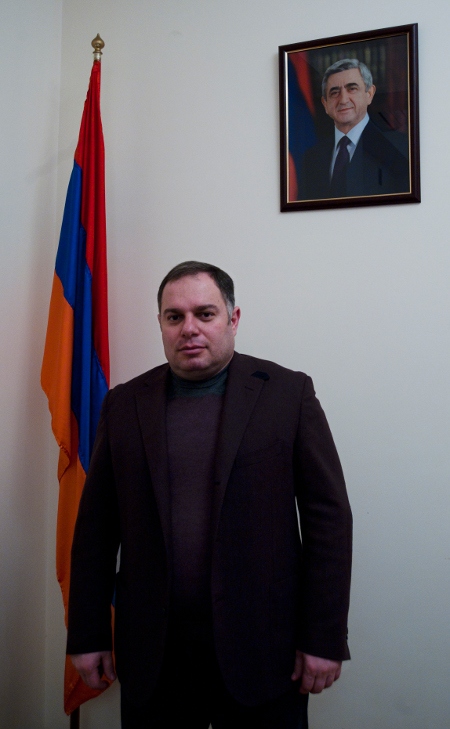 Hovhannes Sahakyan är justitieminister i Armenien. På porträttet i bakgrunden syns landets president Serzh Sarkisian.