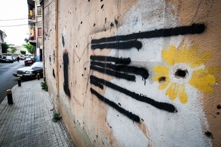 Till skillnad från i Sverige räknas inte graffiti som vandalisering, men leder ofta till sanering på grund av sitt innehåll.