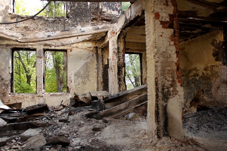 I kriget i Ukraina har Vitryssland försökt hålla en neutral position och har bjudit in bägge sidor till fredssamtal i Minsk. Bilden visar resterna av kulturhuset i staden Debaltseve i östra Ukraina.
