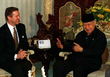 USA:s försvarsminister William Cohen besöker Suharto i Jakarta den 14 januari 1998.