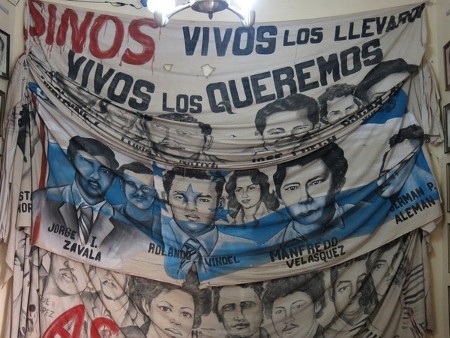 Banderoll hos människorättsorganisationen COFADEH med namn på några av dem som ”försvann” i Honduras under 1980-talet. 