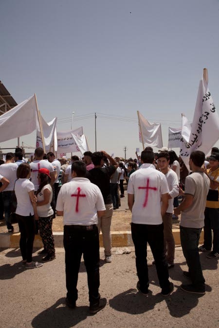 Den arabiska bokstaven för ”N” som IS markerade kristna hem med i Mosul har snabbt blivit en symbol för solidaritet med flyktingarna. 