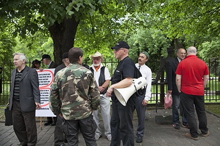 Normund Berzs (i grön keps) demonstrerade mot Pride i Riga.