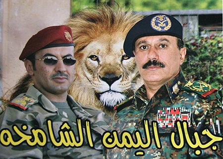 FAR&SON. Affisch köpt under den Arabiska våren 2011 som föreställer Ali Abdullah Saleh (till höger) som regerade Jemen i drygt tre decennier, och hans son Ahmed Ali Saleh. På arabiska står det ”Jemens majestätiska berg”.