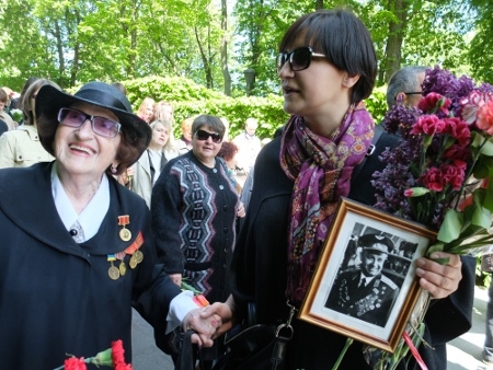 Irina hedrar minnet av sin man, en veteran från andra världskriget.