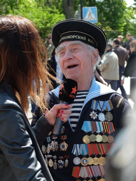 Den 93-årige veteranen Ivan tjänstgjorde på en båt i den sovjetiska Svartahavsflottan för 70 år sedan när han fick veta att kriget var slut. Det viktigaste idag är att lära av historien och inte starta krig och låta mer blod flyta sa veteranerna vi pratade med här i Kiev.