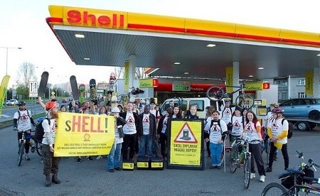 Amnesty har under flera år drivit en kampanj mot Shell som har anklagats för miljöförstöring i Nigerdeltat i Nigeria. Här är det tjeckiska aktivister som protesterar i Prag i april 2012