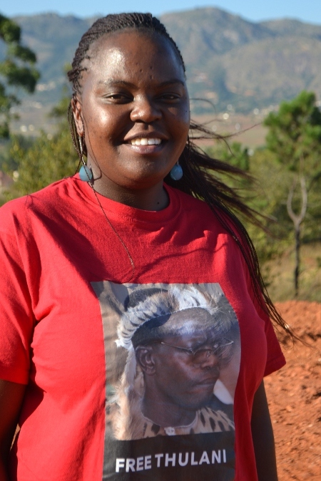 Tanele Maseko bär t-shirten ”Free Thulani” som är en av kampanjen för att få honom fri. 