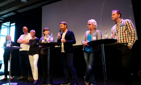 Transföreningen FPES höll en utfrågning om vad riksdagspartierna vill göra för att stärka transpersoners rättigheter. Från vänster: Emma Henriksson (KD), Gustav Hemming (C), Barbro Westerholm (FP), Annika Hirvonen (MP), Hans Linde (V), Mia Sundelin (S) och Fredrik Saweståhl (M).