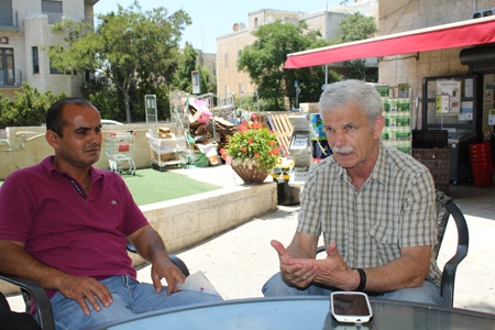 Assaf Adiv, till höger är generalsekreterare i den israeliska fackföreningen WAC-MAAN. Till vänster sitter den palestinske fackmedlemmen Ahmed Shaiyb från Tulkarm på Västbanken.