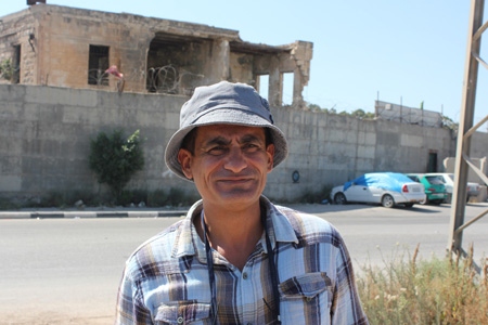 45-årige palestiniern Mogahed Khrishi står utanför murarna till den israeliska industrizonen Nitzane Shalom där han arbetade på fabriken Yamit Purification and Filtration Systems i sju år. Han sparkades för att han krävde samma lön och rättigheter som israeliska arbetare.
