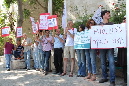 Palestinska arbetare och israeliska fackföreningsmedlemmar och aktivister demonstrerar utanför Arbetsdomstolen i Jerusalem i juli 2015. Protesterna är bland annat mot ett domslut om att jordansk arbetslagstiftning gäller för palestinska arbetare i den israeliska industrizonen Nitzane Shalom.