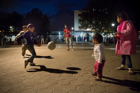 Barn spelar fotboll i en park nära Belgrads busstation.