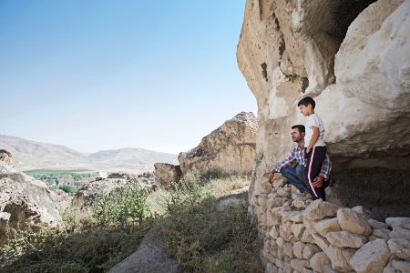 Süleyman Ağalday med sin äldste son Ahmet blickar ut över hembygden från familjens egen grotta.