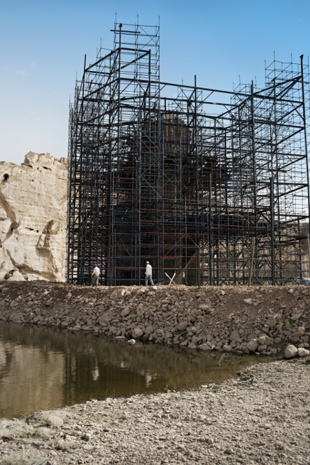 För att bevara Hasankeyfs unika miljöer har beslut tagits om att kapsla in viktiga monument med lera.