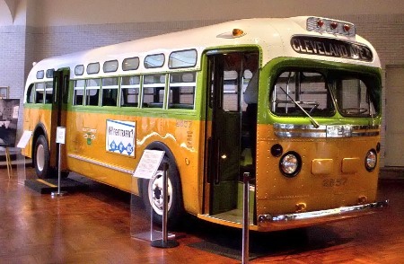 Bussen där Rosa Parks vägrade flytta på sig 1 december 1955 står numera på museum. Den 21 december 1956 slog USA:s högsta domstol fast att det stred mot konstitutionen att segregera användare av buss eller annat kollektivtransportmedel.