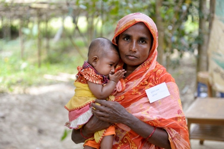 En kvinna med sitt barn på Mobarakpur Community Clinic i nordöstra Bangladesh.