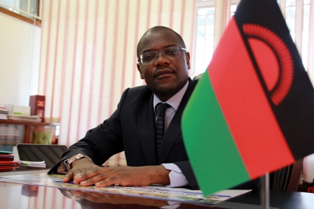 Justitieminister Samuel Tembenu anser att både de som är för och emot landets antigaylagar måste få säga sitt.