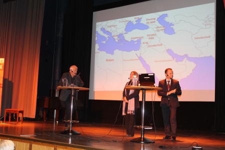 Samtalsledaren Thomas Hammarberg med Bitte Hammargren och Johan Wiktorin vid Syrienseminariet på ABF-huset den 9 januari. 