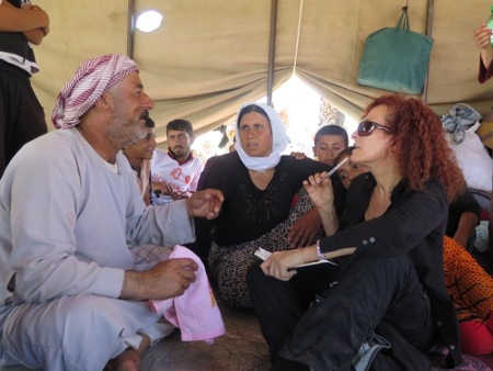Donatella Rovera samtalar med flyktingar i norra Irak hösten 2014. 