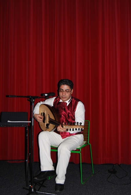 Mellan uppläsningen av dikterna spelar framträdde musikern Emad Qasem.