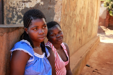 Systrarna Fades och Magret Chimaimba bor tillsammans och lever på Margrets lön som mobilkortsförsäljare. 