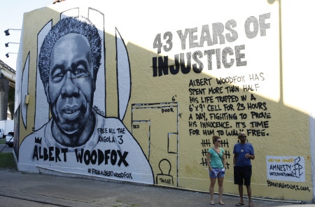 Robert King, som tidigare satt i isoleringscell i samma fängelse som Albert Woodfox, tillsammans med Tessa Murphy från Amnesty International, framför en muralmålning gjord av Brandan ”B-Mike” Odums i samarbete med Amnesty i USA.