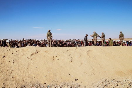 Syriska flyktingar väntar den 14 januari på tillstånd att komma in i Jordanien.