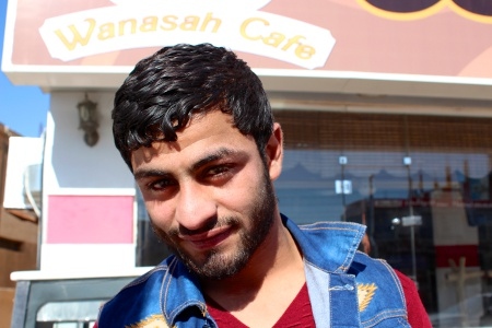 Mofed Al Sabaa framför pappans café. Han drömmer om att få gifta sig med sin kärlek.