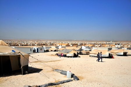 I flyktinglägret Zaatari får invånarna stöd av FN. De flesta syriska flyktingar i Jordanien bor utspridda i provisoriska hem.