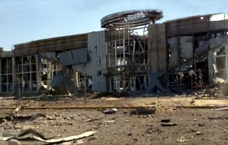 Rester av flygplatsterminal i Luhansk.