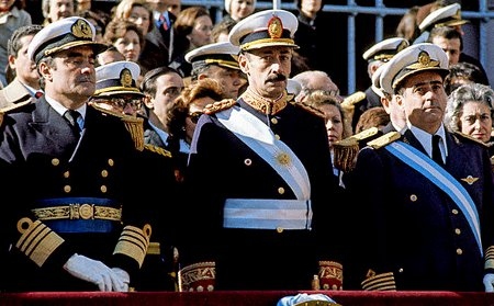 Jorge Videla (i mitten), som styrde Argentina 1976-1981, inspekterar en militärparad i Buenos Aires 1978.