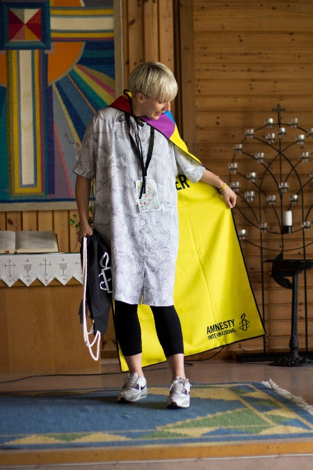 Malin Österberg visar upp den regnbågsmantel som ska användas vid sommarens kampanj. 