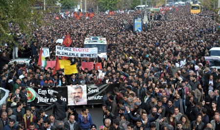 Upp till 100 000 människor beräknas ha deltagit i begravningen av advokaten Tahir Elçi i Diyarbakir den 29 november 2015. På banderollen står det på kurdiska och turkiska: ”Vi kommer inte att glömma dig”.