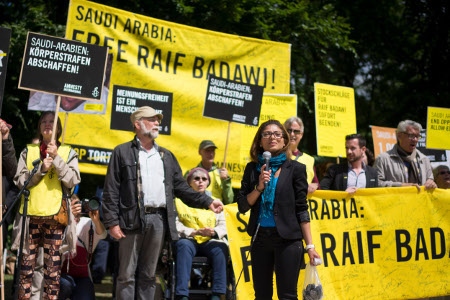 Ensaf Haidar talar utanför Saudiarabiens ambassad i Berlin den 22 maj 2015 vid en demonstration där Amnesty överlämnade 60 000 protestbrev mot att Raif Badawi sitter fängslad.