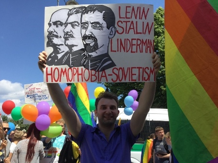 En påminnelse om att Litauen varit ockuperat av Sovjet. Lenin (som dock avkriminaliserade samkönat sex), Stalin och Vladimir Linderman, rysk nationalbolsjevik som har deporterats från Lettland.