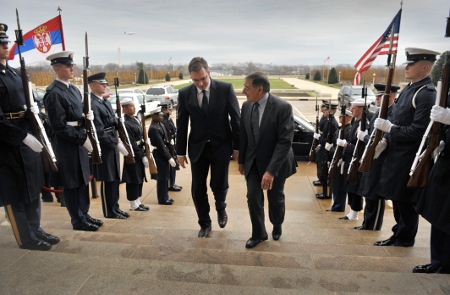 Premiärminister Aleksandar Vucic (till vänster) tas emot av dåvarande försvarsministern Leon Panetta vid ett besök i USA år 2012. 