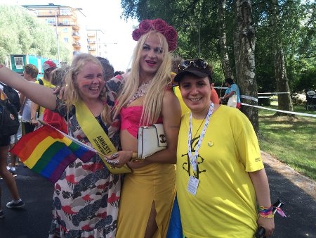Prideparaden i Stockholm: Ihar Tsikhanyuk (i mitten) tillsammans med Lisa Tistad och Nadia Zabehi från Amnestys hbtqi-grupp i Stockholm. 