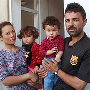Yazidierna Wahida Khero och Bapir Suleiman Murad återvände till Sinjar City med sina fyra barn i maj 2016. Wahida säger att hon inte känner sig helt trygg i staden eftersom IS fortfarande beskjuter den med raketer. Med på bilden är parets tvillingar Kaniwah och Vian.