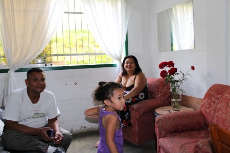 Juan Velasquez och Maria Padilla i sin lägenhet tillsammans med sitt barnbarn