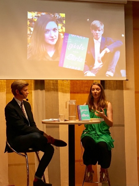 Emer O’Toole (till höger) i samtal med komikern och författaren Moa Svan om behovet av att vidga våra vyer och förändra vår syn på kön på ABF-huset i Stockholm i augusti 2016.