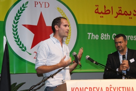 Harry Rowe när han pratar på PYD-kongressen i Bryssel.